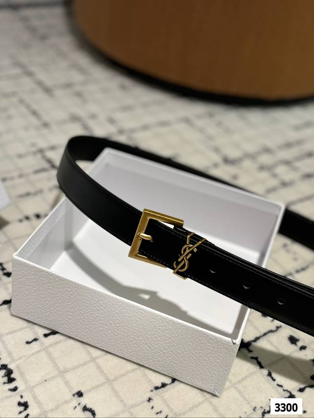 The original leather Ysl belt with box matching has been very popular recently! Cowhide leather! Complete packaging! The belt belongs to it! The belt is exquisite and fashionable. Please note the size when placing an order