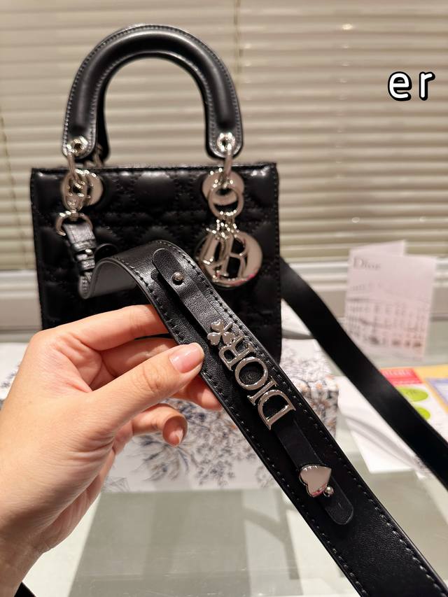 The Dior Concubine Bag Lady comes with a sheep tendon inside and is carefully crafted in sheepskin leather for a medium size design. It is paired with detachable chain shoulder straps and adjustable leather shoulder straps, making it an ideal choice