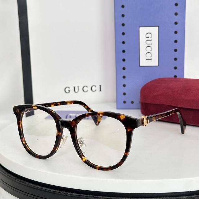 Gucc's new sunglasses, Gg1073, with lightweight panels, cat eye frames, and a dual G brand logo, pay tribute to the classic. Size:54-21-145。 :