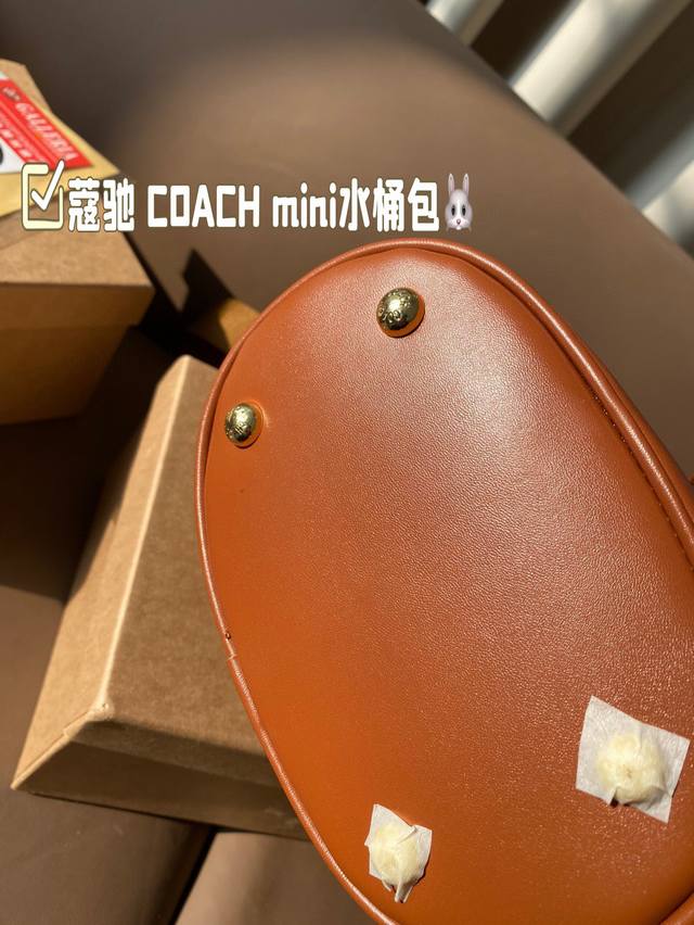 The size of the gift box is 17Cm. The Coach Mini bucket bag is small. Grandma's is really beautiful. It is also versatile. If sisters feel inconvenient to handle, or don't like the original shoulder strap, they can give it to them: