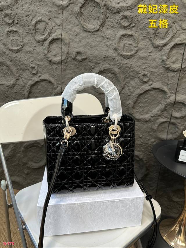 Paired with a folding box and lacquered leather five panel size of 24.20cm, the Dior Dior Concubine bag Dior Lady Life is a true cure for all diseases in Venice, Macau. It's just too beautiful to include