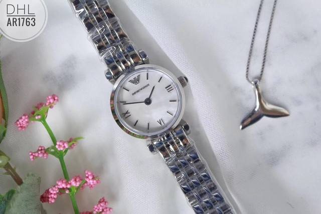 Armani Watch Case: 316L Stainless Steel Glass: Mineral Reinforced Glass Movement: Imported Quartz Movement Strap: 316L Stainless Steel Size: 22Mm Cleverly Small and Exquisite, Interpreting Sexiness in Simple Design: