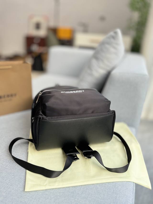 Boxless Size: 29.5 × 43 Burberry Canvas Backpack Backpack Latest Edition Backpack This fashionable functional backpack is the most suitable for urban active people. It combines sports bag shape with detail elements and looks great on the back