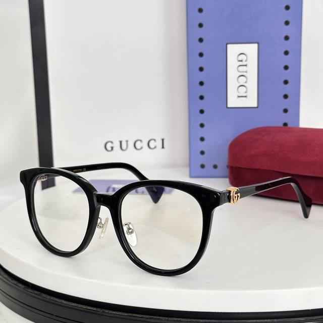Gucc's new sunglasses, Gg1073, with lightweight panels, cat eye frames, and a dual G brand logo, pay tribute to the classic. Size:54-21-145。 :
