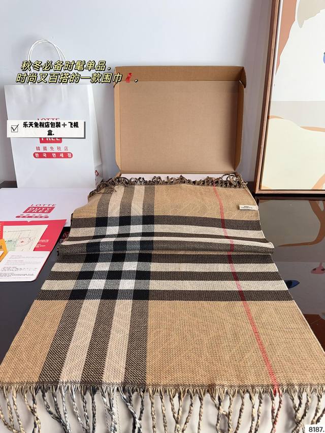 Comes with a gift box Burberry. The softest color scheme for scarves is a cashmere scarf with a great atmosphere. Don't you want to order such a beautiful scarf now?