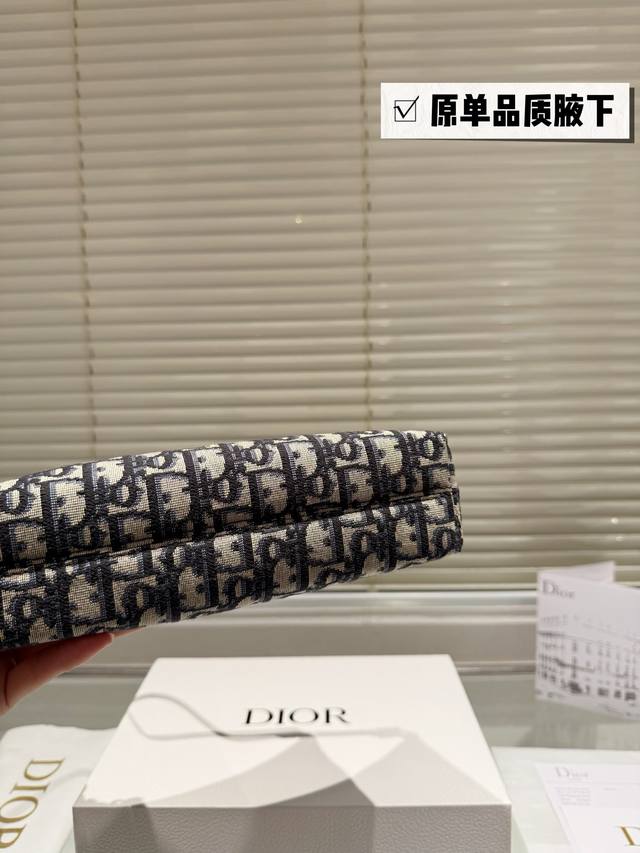 The latest underarm dumpling bag from Dior is a mini shoulder dumpling bag from the early spring collection of 2025, which enriches the Miss Caro series with fashionable and exquisite items. Xing uses black, pink, colored sheepskin and classic: