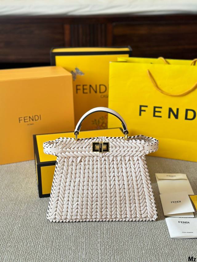 The limited edition peekaboo is so beautiful! It has different features on both sides, all made of cowhide weaving. The more you look at it, the more durable it becomes. It is elegant and playful, and can be easily switched. This iconic fashion item