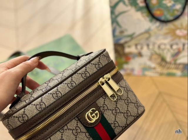 Gucci's new makeup bag comes with a box that can be carried by hand or slung diagonally. There are no age restrictions and the size is 21 * 13