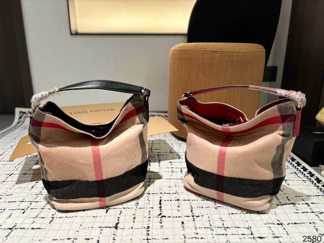 Burberry Tote is a super popular tote bag that is very likely to become more and more popular for daily commuting. It is worth buying. Size: 25.18.33
