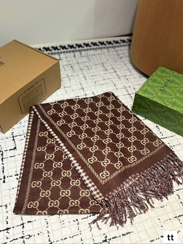 Comes with a gift box The most gentle color scheme of Gucci scarf is a cashmere scarf with a great atmosphere. Don't you want to order such a beautiful scarf now