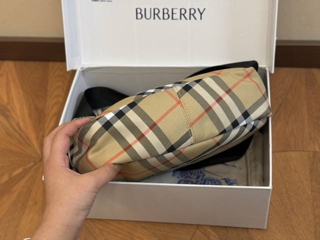 Box size: 26 * 18cm Burberry new camera bag latest fabric plaid! Daily trendy dressing, fashionable dressing, no problem at all! Both men and women can take responsibility for their appearance