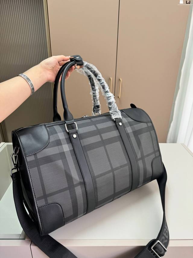 Burberry travel bag is a handsome and versatile travel bag with a classic design that is spacious and suitable for both men and women. It has a large Lj size of 45.18.26