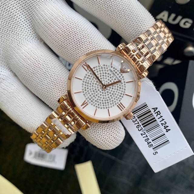The original Armani Starry Sky women's watch model ar1926 features a gold and Ar1925 silver dial with a diameter of 32mm and a 316 stainless steel strap. Armani Starry Sky's diamonds are made of imported Swarovski crystal diamonds, including regular