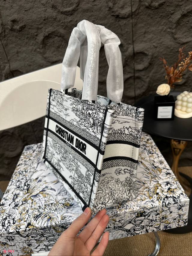 Small size 21.20cm, medium size 35.27cm, large size 41.34cm, original single Dior shopping bag with folding box. This year's heavyweight counter classic explosive will be different from handsome and elegant: