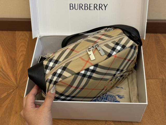 Box size: 26 * 18cm Burberry new camera bag latest fabric plaid! Daily trendy dressing, fashionable dressing, no problem at all! Both men and women can take responsibility for their appearance
