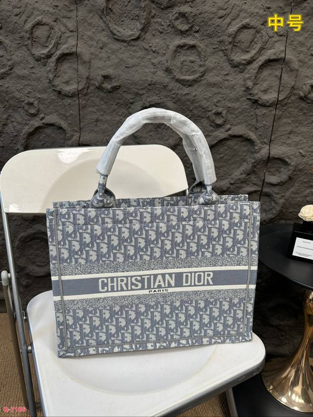 Small size 26.21cm, medium size 35.27cm, large size 40.31cm, Dior shopping bag. This year's heavyweight counter classic bestseller combines two different styles: handsome and elegant