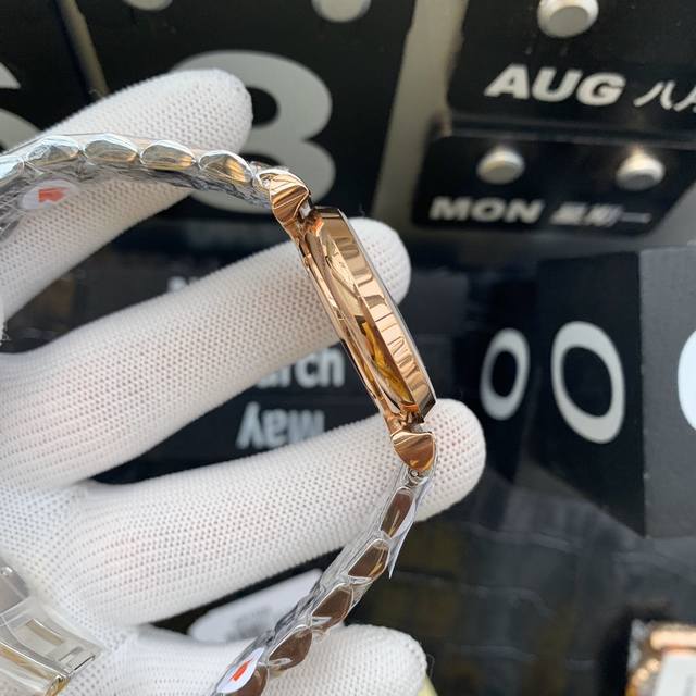 The original Armani Starry Sky women's watch model ar1926 features a gold and Ar1925 silver dial with a diameter of 32mm and a 316 stainless steel strap. Armani Starry Sky's diamonds are made of imported Swarovski crystal diamonds, including regular