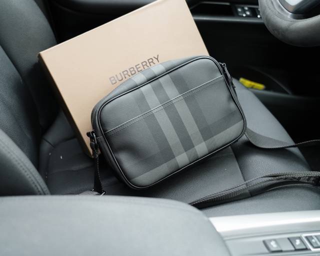 Burberry official website synchronizes high version crossbody single shoulder backpack with eternal and timeless iconic products. Pure original single cowhide top-notch hardware production, non market ordinary version. This year's favorite styles of