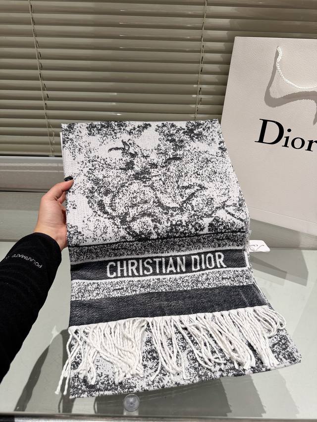 The new autumn and winter college style double-sided scarf has a thick, soft and super versatile feel, making it a fashionable item that can be used as a scarf or shawl! One side is decorated with the 
