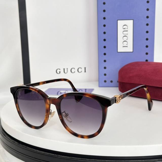 Gucc's new sunglasses, Gg1073, with lightweight panels, cat eye frames, and a dual G brand logo, pay tribute to the classic. Size:54-21-145。 :