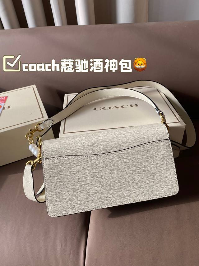 The color matching of Coach Coach's Wine God Bag this time is simply a fairy color scheme! High in appearance and versatile, suitable for both handheld and crossbody use, this is the Coach Wine God! Cute and able to pretend! Handheld crossbody looks