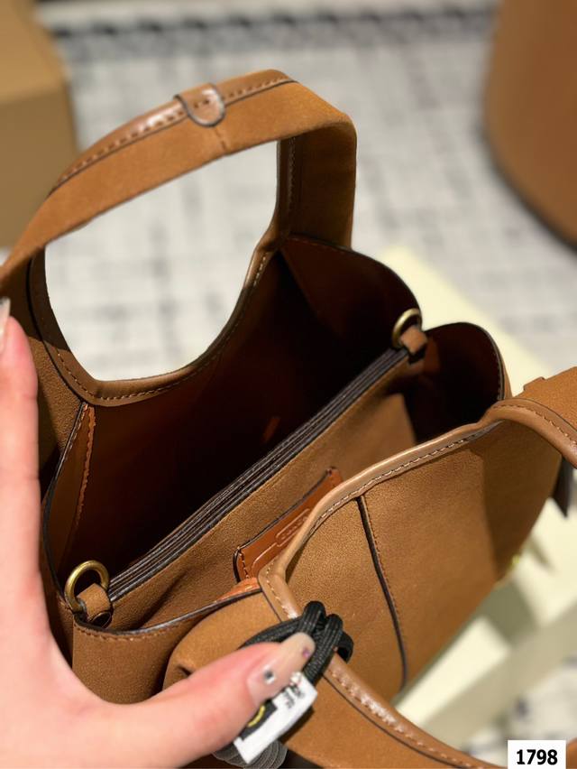 The gift box packaging of Coach's new Lana basket is really versatile! Both handheld and crossbody are suitable for comfort, with a perfect score. The entire bag only has a simple metal small C logo, which is simple yet low-key. The whole body is mad