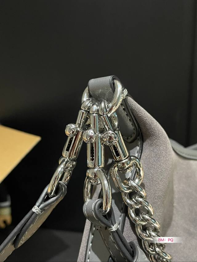 Paired with a box, Coach's new armpit bag with a spicy girl style is also so cool. The new product is so beautiful, and the new bag has a good shape for carrying. It's really cool. Family size: 25 17: