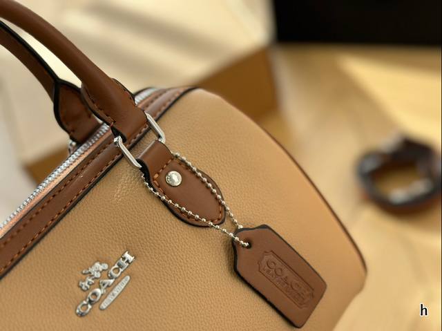 Airplane box size 24 * 16cm, Coach Boston Pillow Bag, retro and elegant, full of high-end feeling, moderate size, suitable capacity, touching, casual and formal wear can be easily controlled: