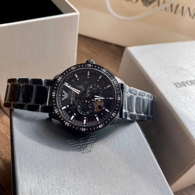 Armani ar60054 silver hollowed out diamond inlaid perspective automatic mechanical watch! Hollow perspective window, with texture pointers and sharp lines that leap into the hand! The black dial paired with a 316 steel strap bracelet is grand and bea