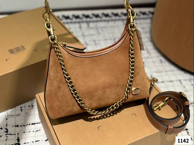 Paired with the new Kouchi armpit bag, the spicy girl style is also too cool. The new product is so beautiful, and the new bag shape is great for carrying. It's really cool. Family size: 25 15: