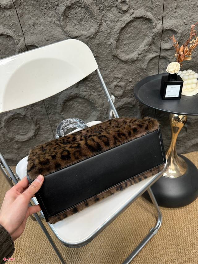 Fendi is just the latest cashmere tote bag for autumn and winter this year. The body of the bag is very lightweight, and the medium space is also sufficient. The appearance and texture are absolutely stunning!! Flannel is soft, elegant, and gentle. I