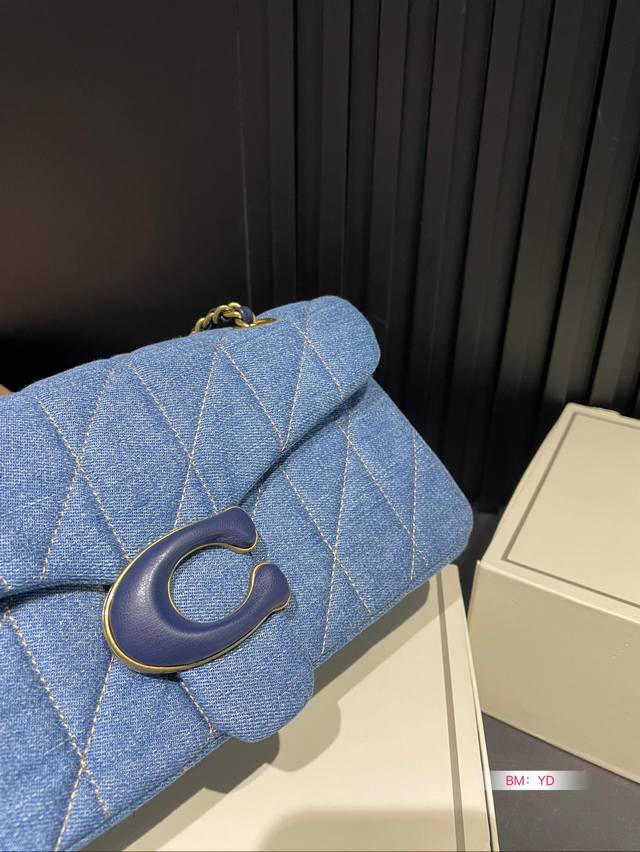 Small size, large size with folding box Coach Coach new denim retro and fashionable, lightweight new denim series is also cool, very suitable for spicy girls to carry. Size: large 27 * 14, small 21 * 11: