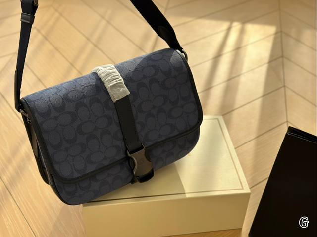 Folding box is great! Coach's new League men's bag is worth having! The Coach League bag is made of high-quality leather materials, such as cowhide, paired with fabric and signature jacquard fabric, which is made of organic cotton: