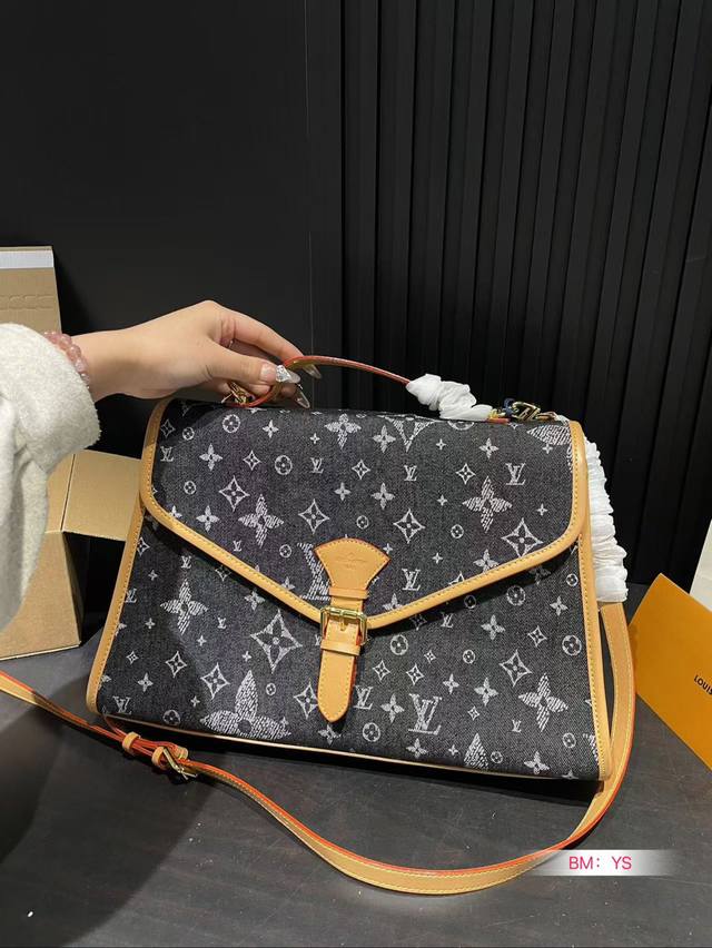 Paired with a folding gift box Lv, the vintage denim nurse bag is truly irresistible to this retro bag style, suitable for office workers' commuting and has a girlish playfulness. It can blend so many elements into one bag and can only be given m4441