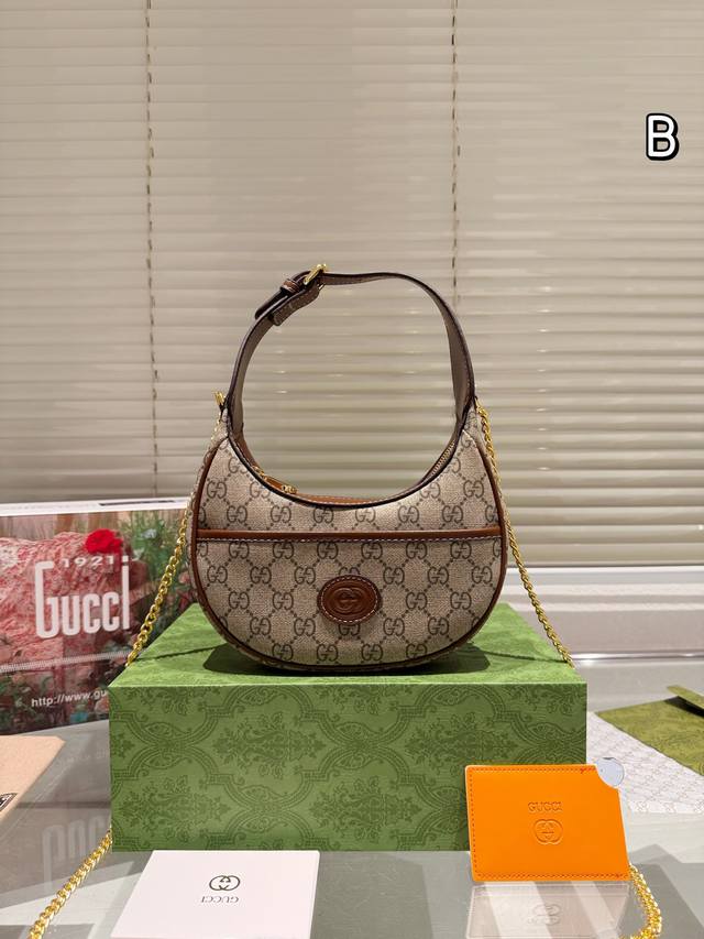 Leather version with mirror Gg Marmont half moon bag Guccimarmonto has released another half moon bag ◎ ° New to gg Marmont half moon bag store. Currently available in black and white: