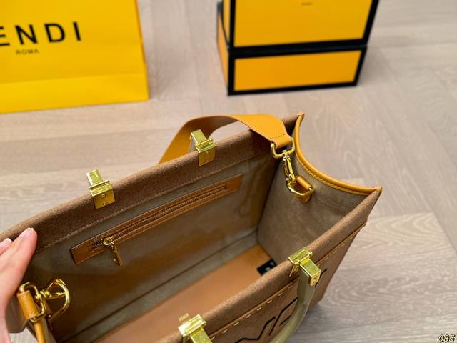 The large Fendi tote bag has excellent appearance and capacity, but it is both trendy and cool. It is a must-have for fashionable girls and suitable for daily commuting. The size of the large Fendi tote bag is 35 30: