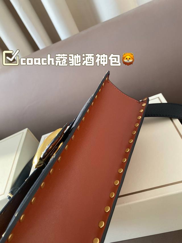 The color matching of Coach Coach's Wine God Bag this time is simply a fairy color scheme! High in appearance and versatile, suitable for both handheld and crossbody use, this is the Coach Wine God! Cute and able to pretend! Handheld crossbody looks