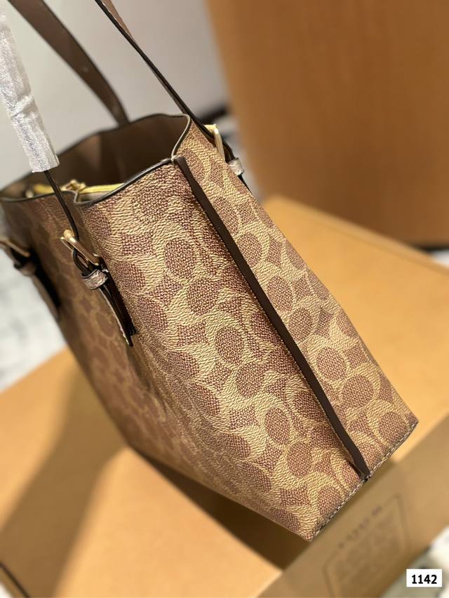 It goes without saying that the Coach shopping bag is a classic evergreen product of the Coach. Its color matching is very distinctive, and it is a super popular tote bag that can cure all troubles. It is the best representative of appearance and pra