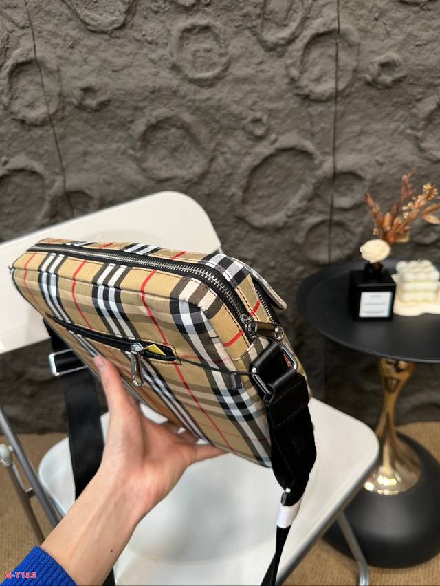 When you carry a Burberry crossbody bag and it looks very handsome, then you may really be a bit handsome Whether you are on a business trip or commuting, you are slightly more handsome than others. The classic checkered pattern is still impressive,