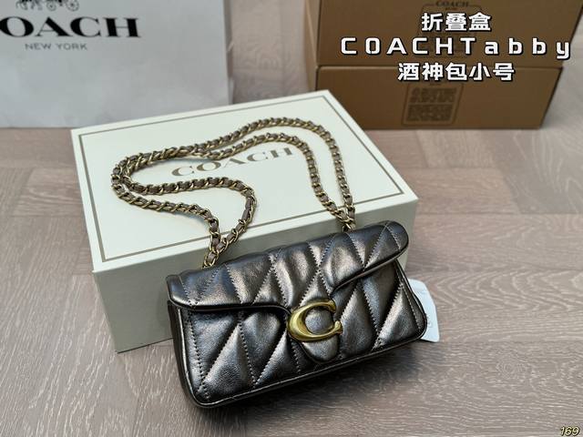 The small folding box of the Coach Tabby wine god bag is not only practical and versatile, but also very distinctive and attractive. I really love this simple style. It is very easy to wear and can be carried on the back. Both practicality and beauty