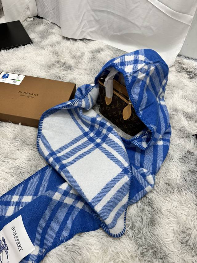 New scarf, Burberry. Original beautiful item, classic explosive item, returns to the forefront. Burberry's new imported Nepalese cashmere top embroidery scarf is definitely a screaming quality fashion brand's top design Essential high-end products fo