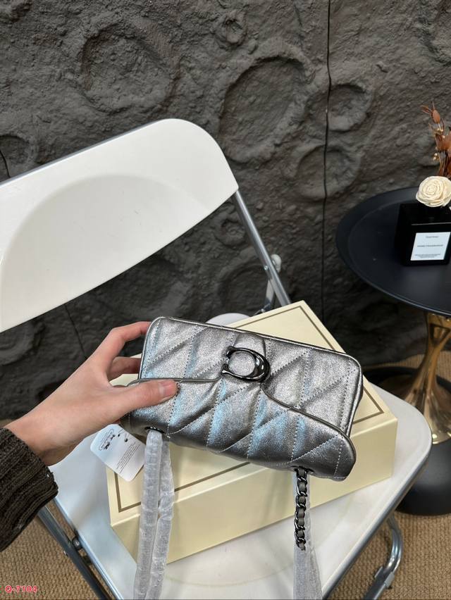 Paired with a folding box, Coach Wine God Wow, Coach's shining and charming second Tabby is definitely not unfamiliar and can be considered as Coach's main force. The little fairy will definitely not miss out on the fashionable and essential autumn a