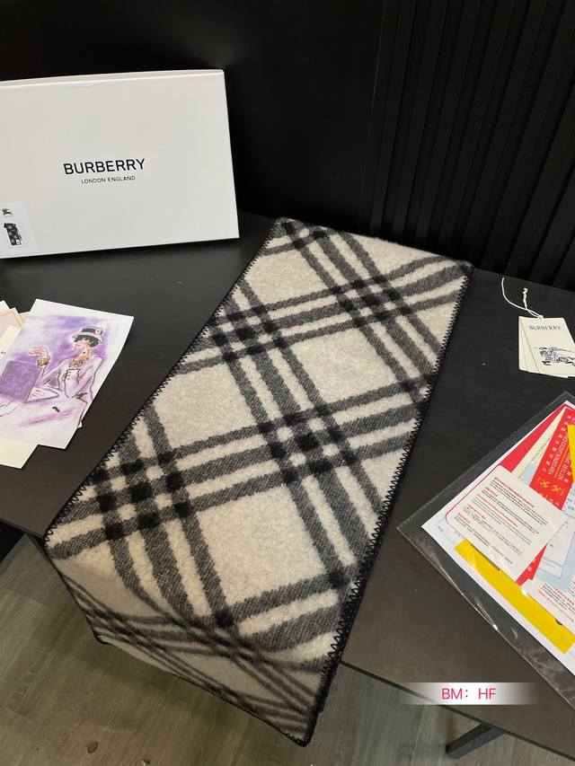 Cashmere Scarf Box Size: 180cm * 30cm Burberry Cashmere Scarf The gentlest color scheme for the upper body is super soft and comfortable. Don't you want to order this beautiful scarf now?