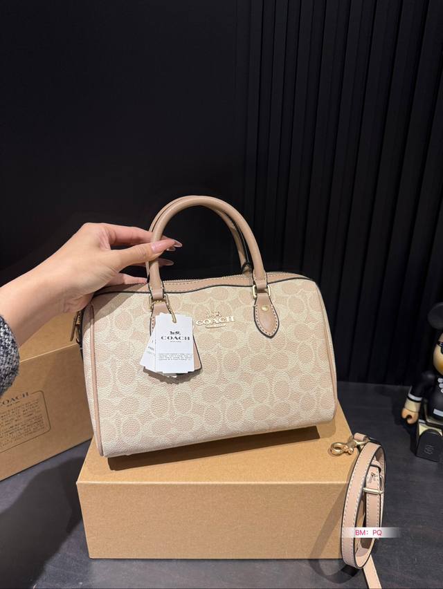 Coach Coach Mini Pillow Bag with Box, New Product Super Cute Mini Boston Small Body, Large Capacity! Size: 25 * 16: