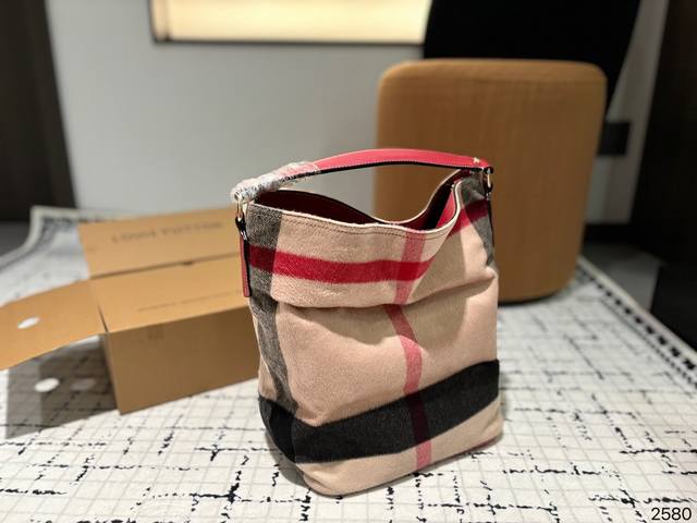 Burberry Tote is a super popular tote bag that is very likely to become more and more popular for daily commuting. It is worth buying. Size: 25.18.33