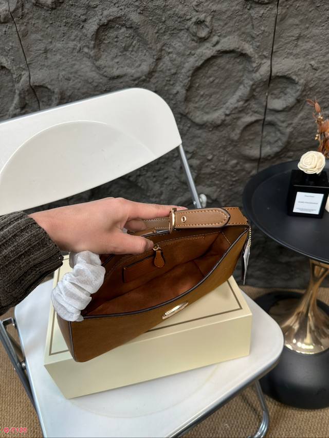 Paired with a folding box, Coach under the armpit amplifies the trick! The new Eliza series is really amazing! The minimalist design is truly eye-catching! The color is simple yet elegant, full of fashion sense, easy to match to create a sense of fas