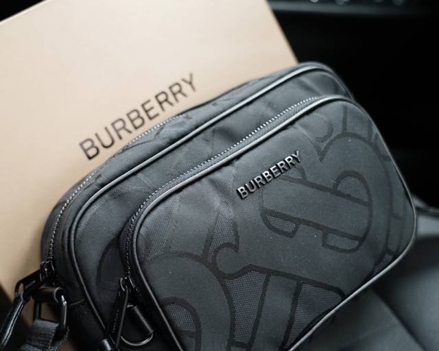 Burberry official website synchronizes the high version of the classic and timeless single shoulder crossbody backpack. The original fabric material has a delicate and deep waterproof and wear-resistant feel, which is not a common product in the mark
