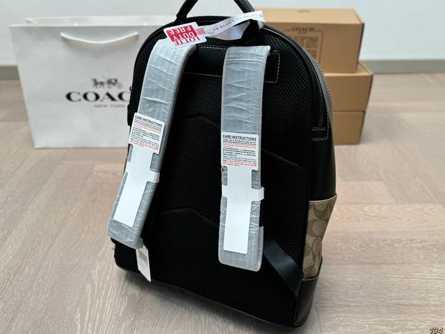 The classic Coach backpack from Coach exudes fashion, and with it, travel can be arranged again! Size 32 38: