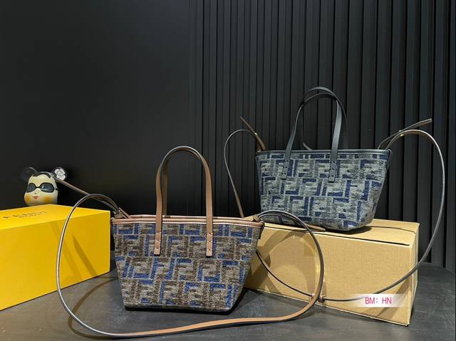 Paired with a foldable gift box, the Fendi Roll basket effortlessly embodies retro fashion. The bag is spacious, simple yet not simple, and does not require excessive decoration. When paired with suits and t-shirts in daily life, it can fully reflect