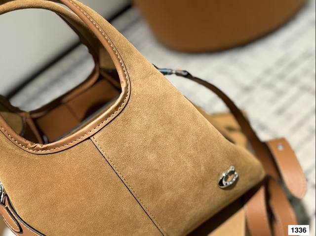 Paired with a box, the Coach Bucket Bag is simple yet not simple. This bag is versatile in meeting daily office capacity needs and offers versatile clothing options such as Clean Fit, neutral style, and mixed sports style